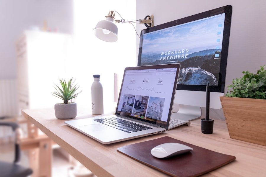 Photo Virtual assistant working on laptop