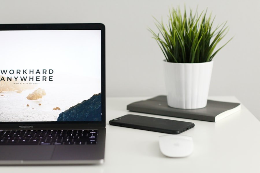 Photo Virtual assistant working on laptop